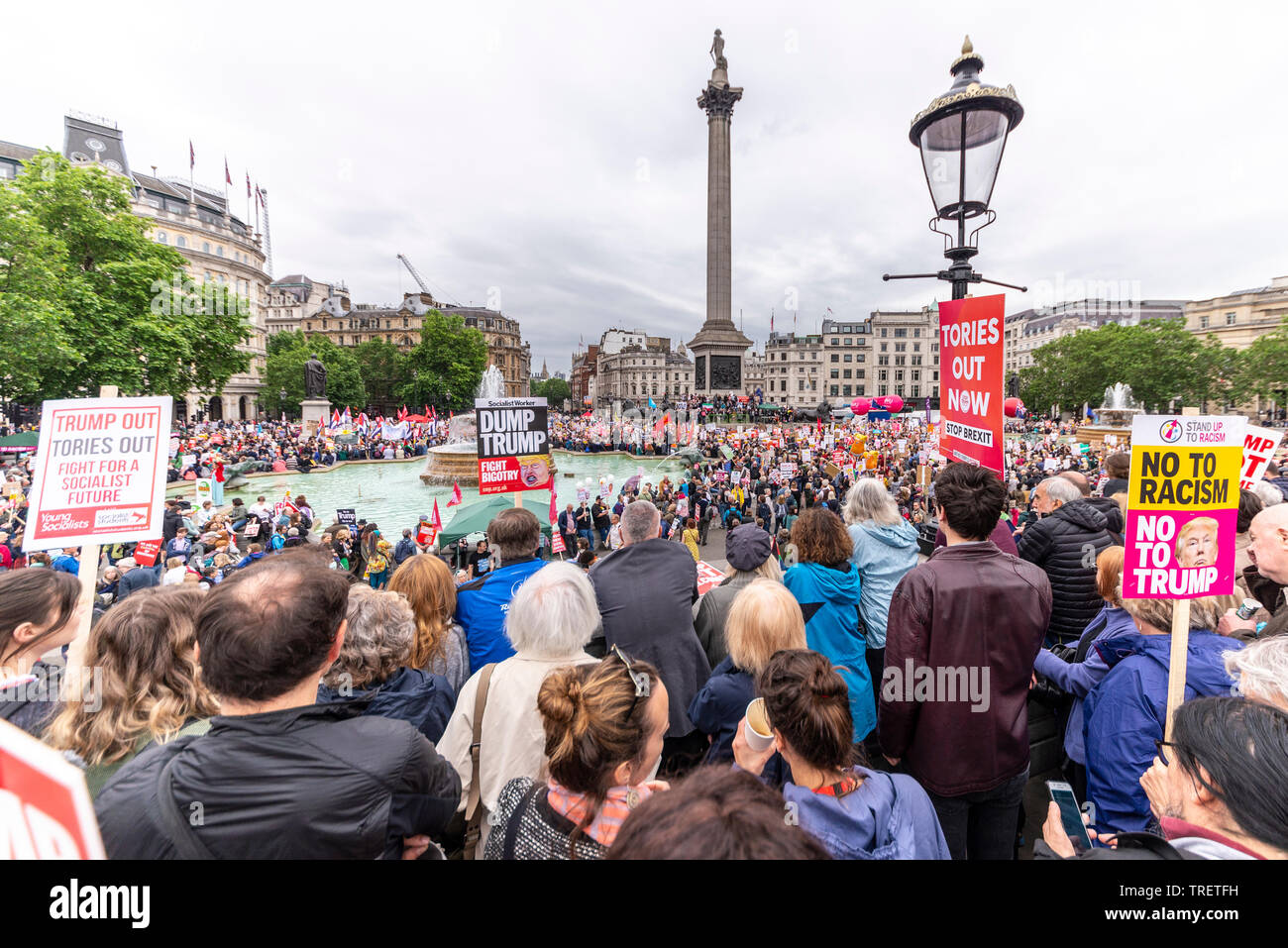 I dimostranti si sono riuniti a Trafalgar Square, London, Regno Unito con l' intenzione di protestare contro e disturbi Donald Trump la visita di Stato nel Regno Unito Foto Stock