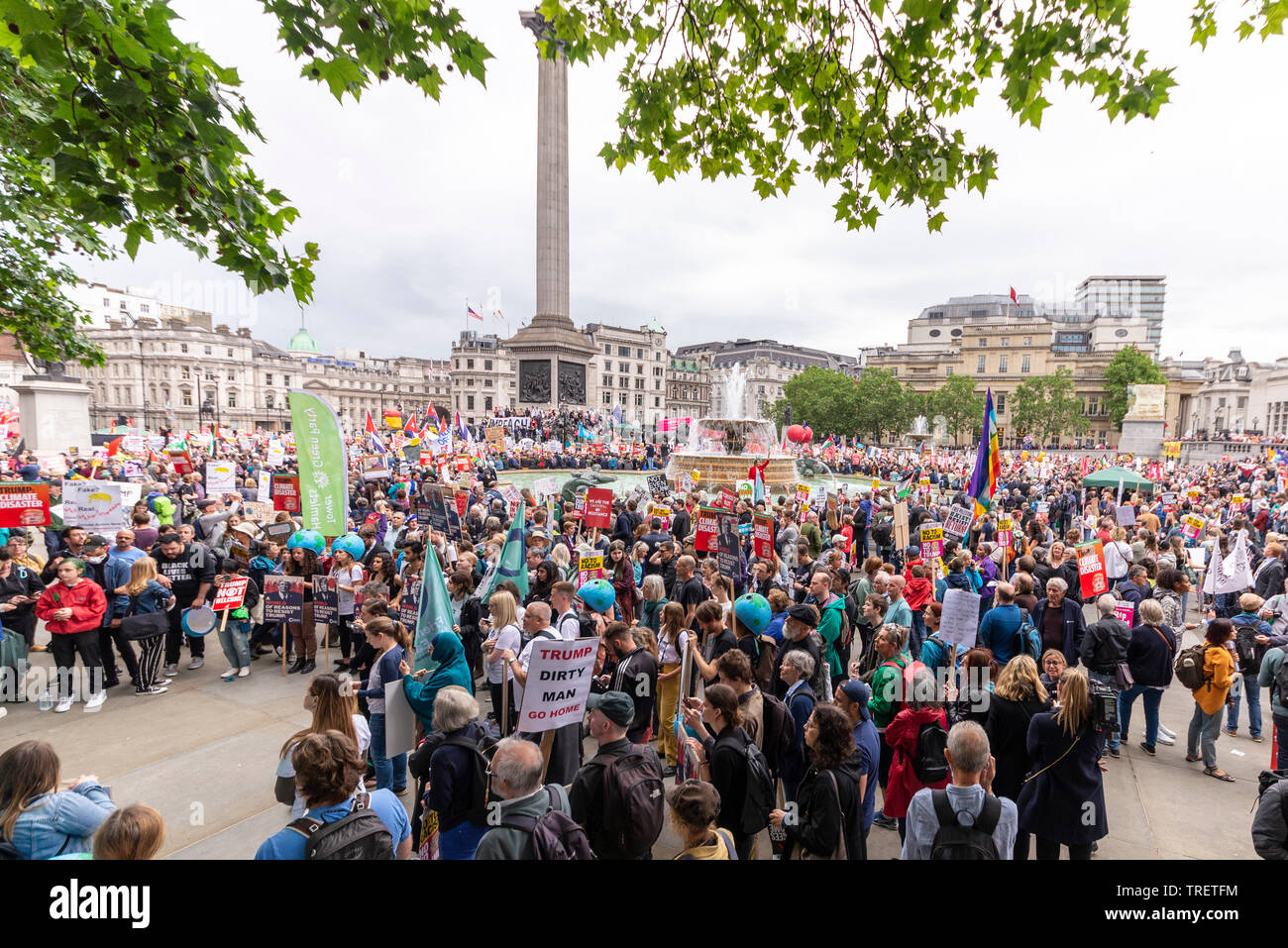 I dimostranti si sono riuniti a Trafalgar Square, London, Regno Unito con l' intenzione di protestare contro e disturbi Donald Trump la visita di Stato nel Regno Unito Foto Stock