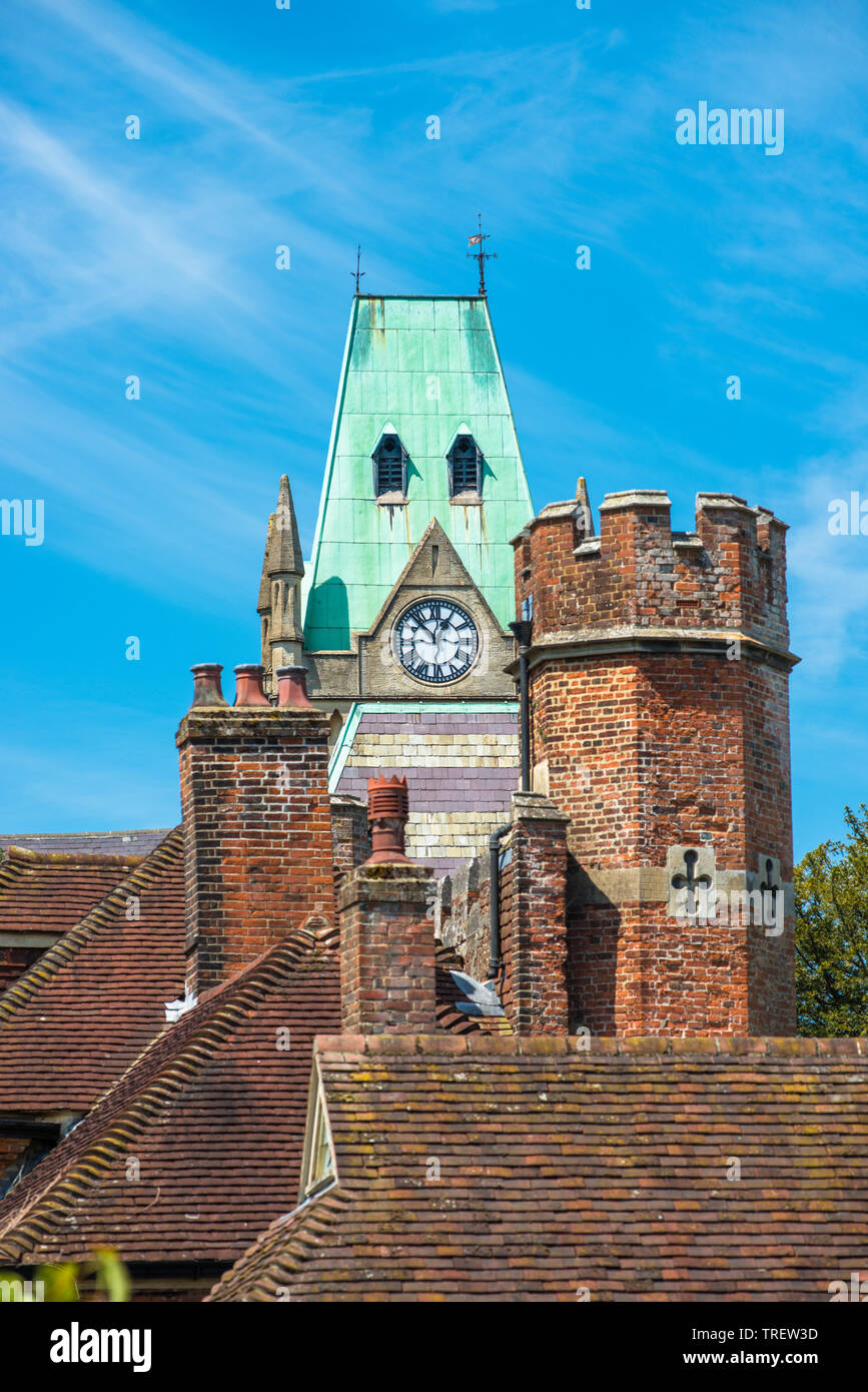 Tetti di Abbey House la Guildhall in background, Winchester, Hampshire, Inghilterra, Regno Unito Foto Stock
