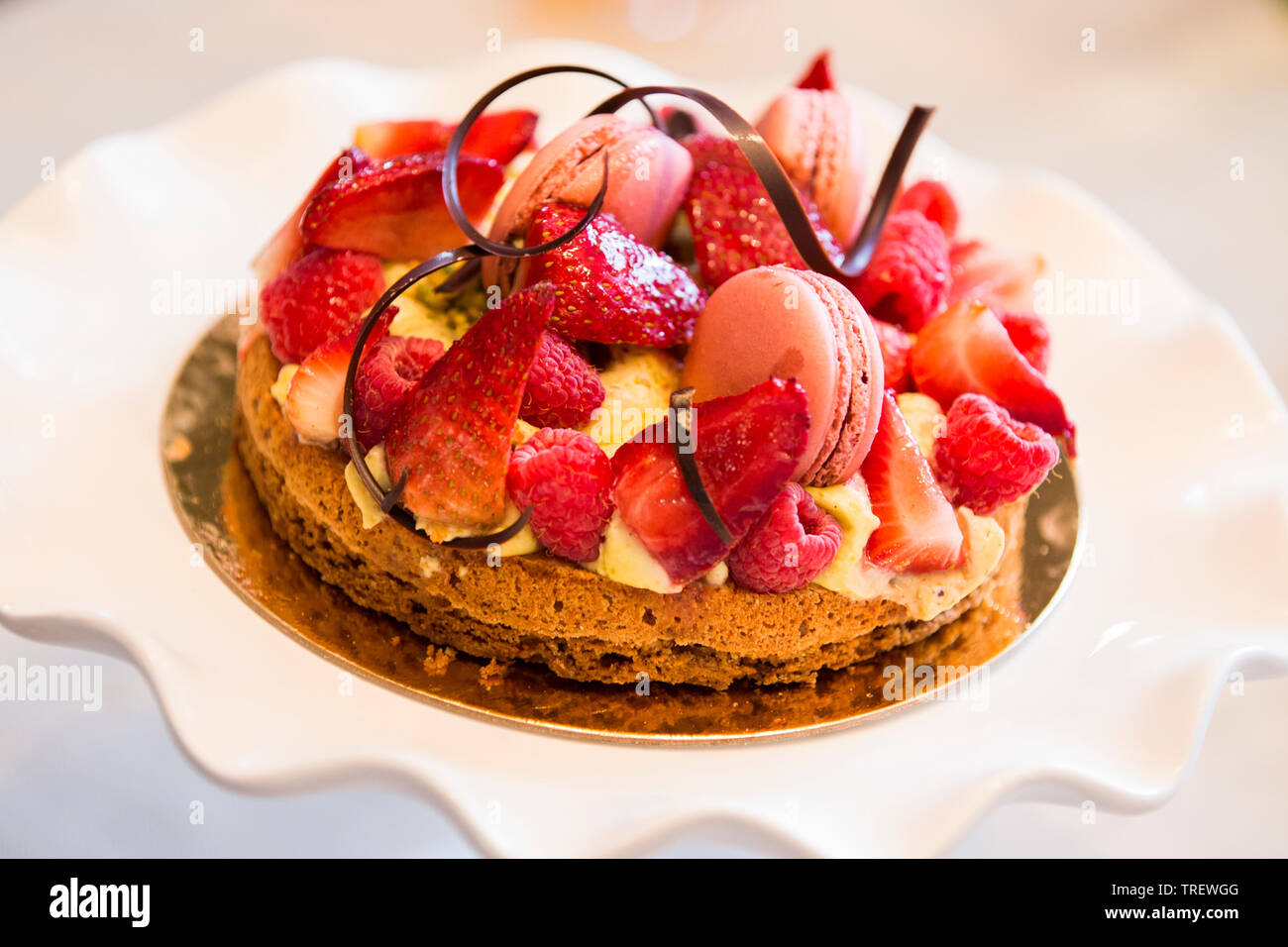 Breton pan di spagna (Plougastel), umida spugna di mandorla dolce, il cioccolato bianco pistacchio ganache, lampone amaretti, frutta fresca Foto Stock