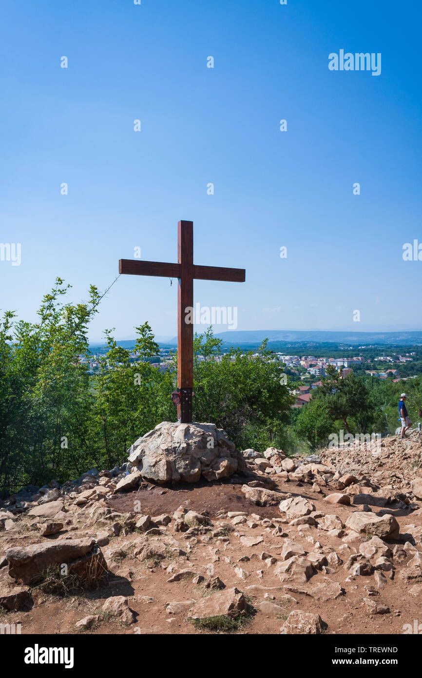 Medjugorje, Bosnia Erzegovina - 6 Luglio 2012: pellegrini visitano apparizione Hill a Medjugorje, in Bosnia ed Erzegovina. Foto Stock