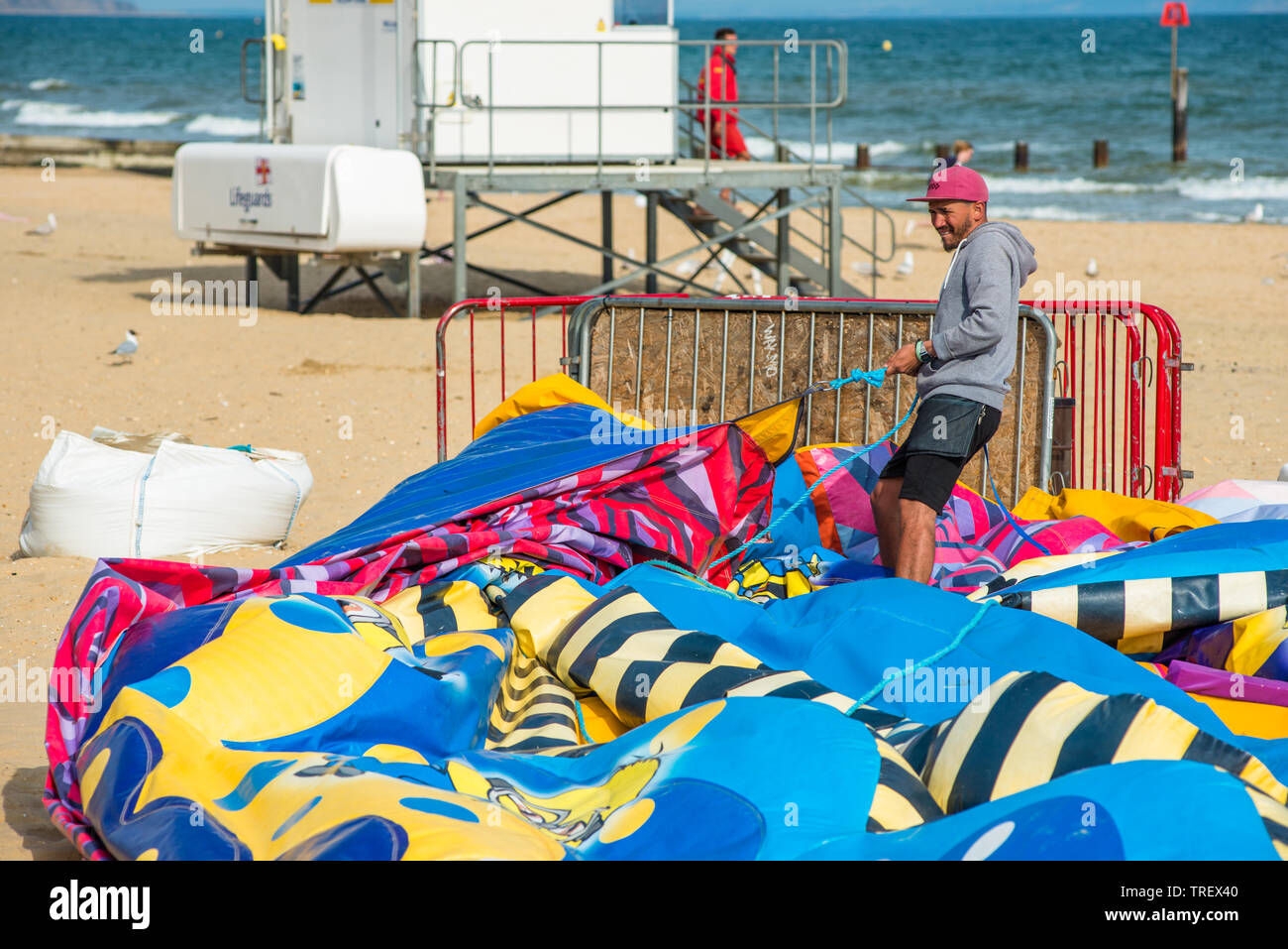 Uomo al lavoro sulla spiaggia di Bournemouth nel Dorset, Inghilterra, Regno Unito. Foto Stock