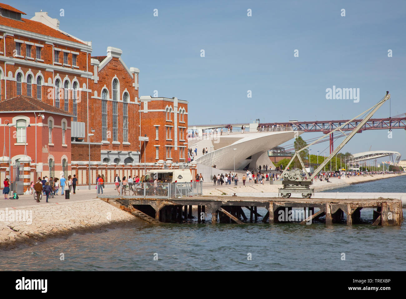 Il Portogallo, Estredmadura, Lisbona, Belem, Maat, Museo di Arte, Architettura e Tecnologia sulle sponde del fiume Tagus alloggiata nella ex stazione di potenza con la nuova sezione design by Amanda Levete. Foto Stock