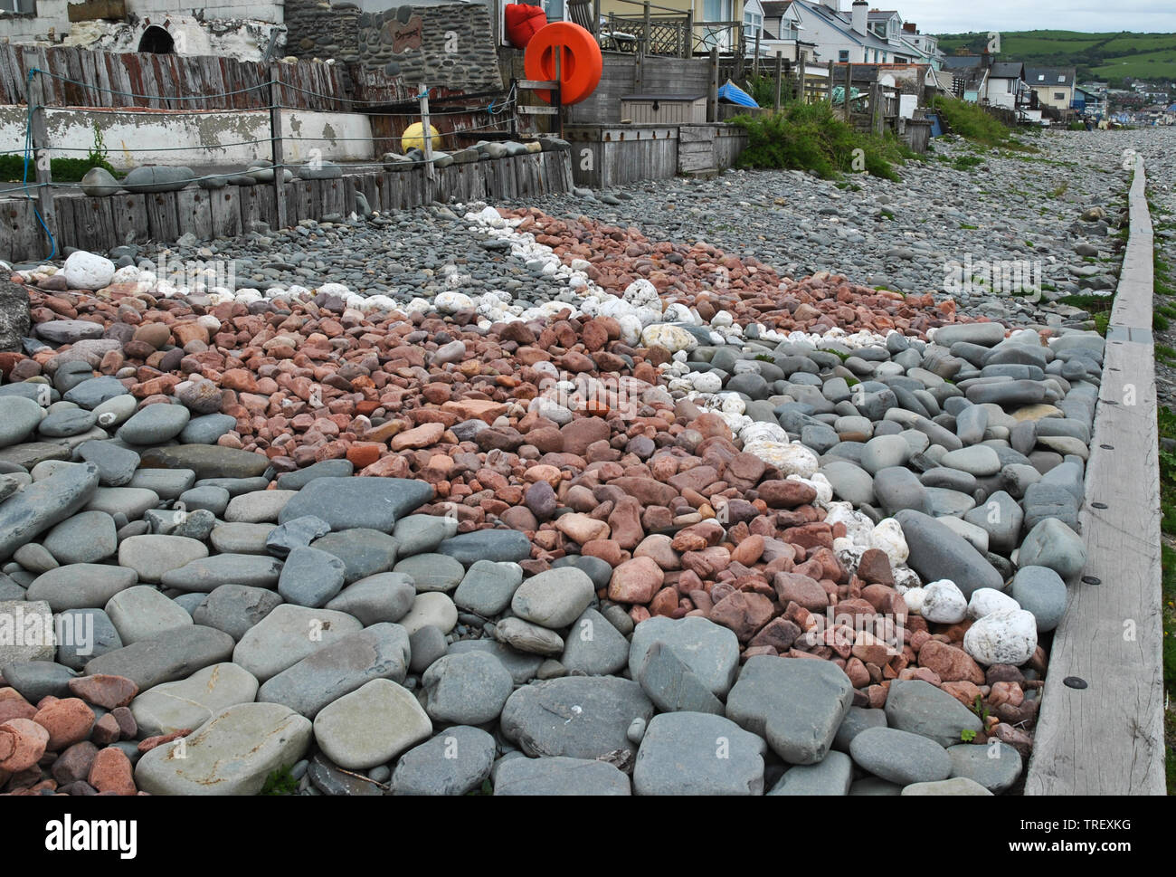 Ciottoli su una spiaggia disposti in un modo artistico a Borth, Wales, Regno Unito Foto Stock