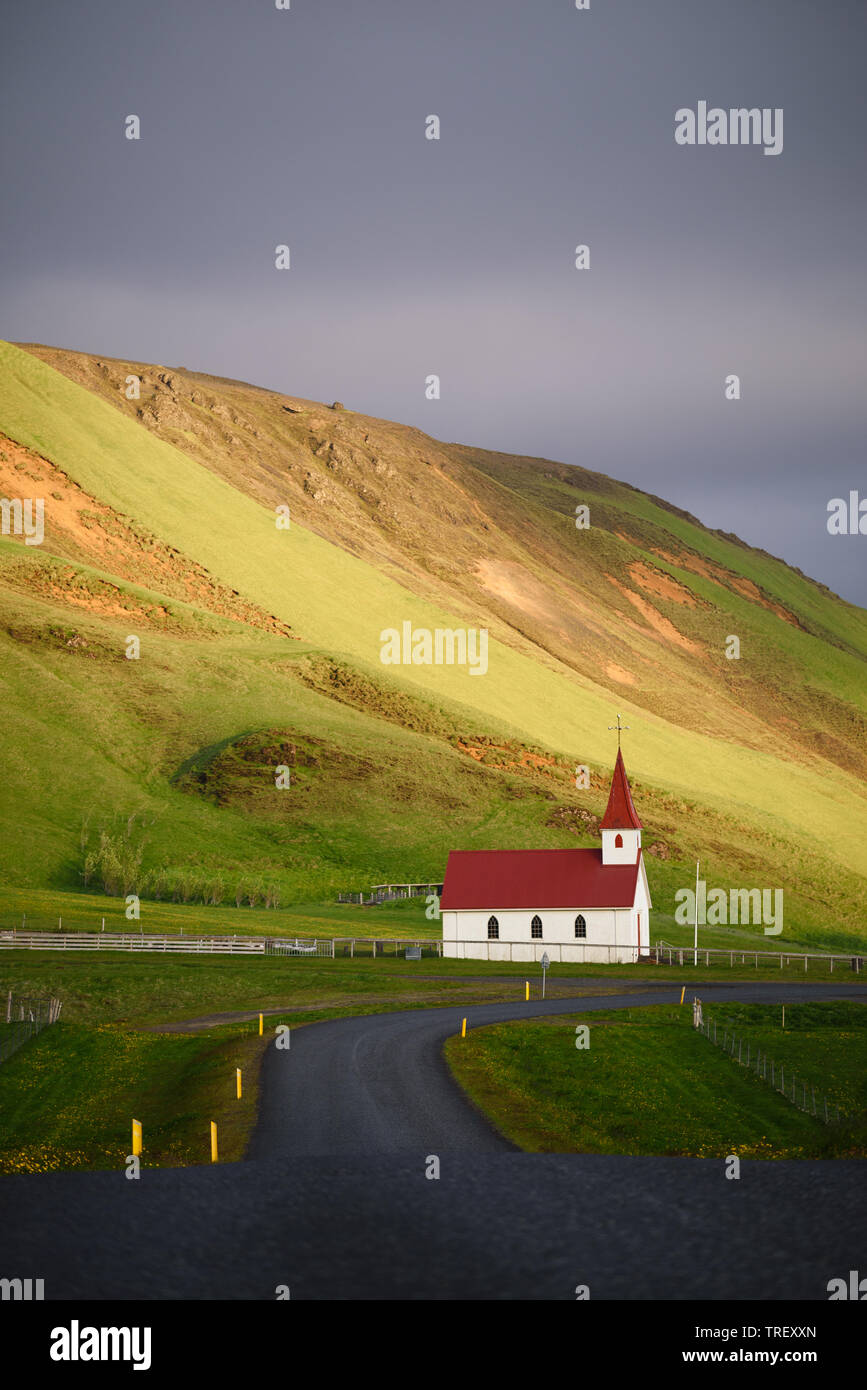 Strada che conduce alla chiesa. Reyniskirkja - tipica chiesa islandese vicino alla spiaggia di Reynisfjara, Islanda Foto Stock