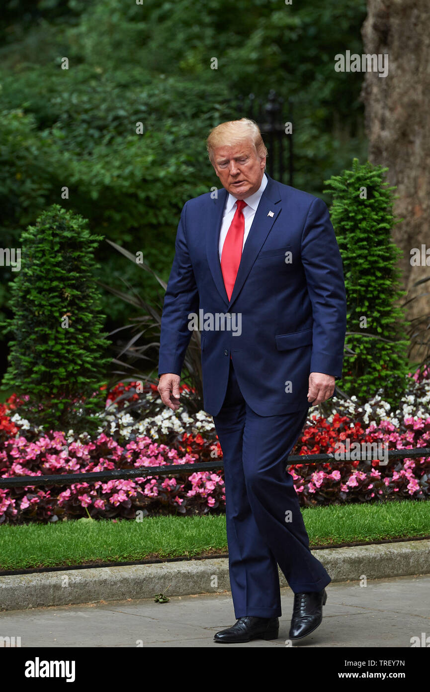 Londra, Regno Unito. Il 4 giugno, 2019. Presidente americano Donald fuori 10 Downing Street nel secondo giorno della sua visita di Stato. Credito: Thomas Bowles/Alamy Live News Foto Stock