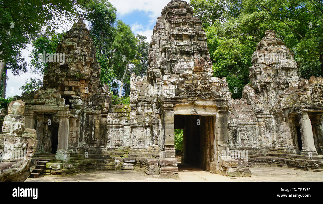 In rovina il patrimonio architettonico di Ta Phrom antico tempio complesso - gate con tre distinte torri. (Angkor Wat, UNESCO, Siem Reap, Cambogia) Foto Stock
