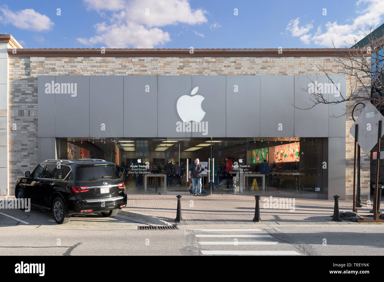 Un Apple Store nel mezzo del centro cittadino di Naperville in serata. Il negozio dispone di telefoni cellulari, computer e altri gadget tecnologia. Foto Stock