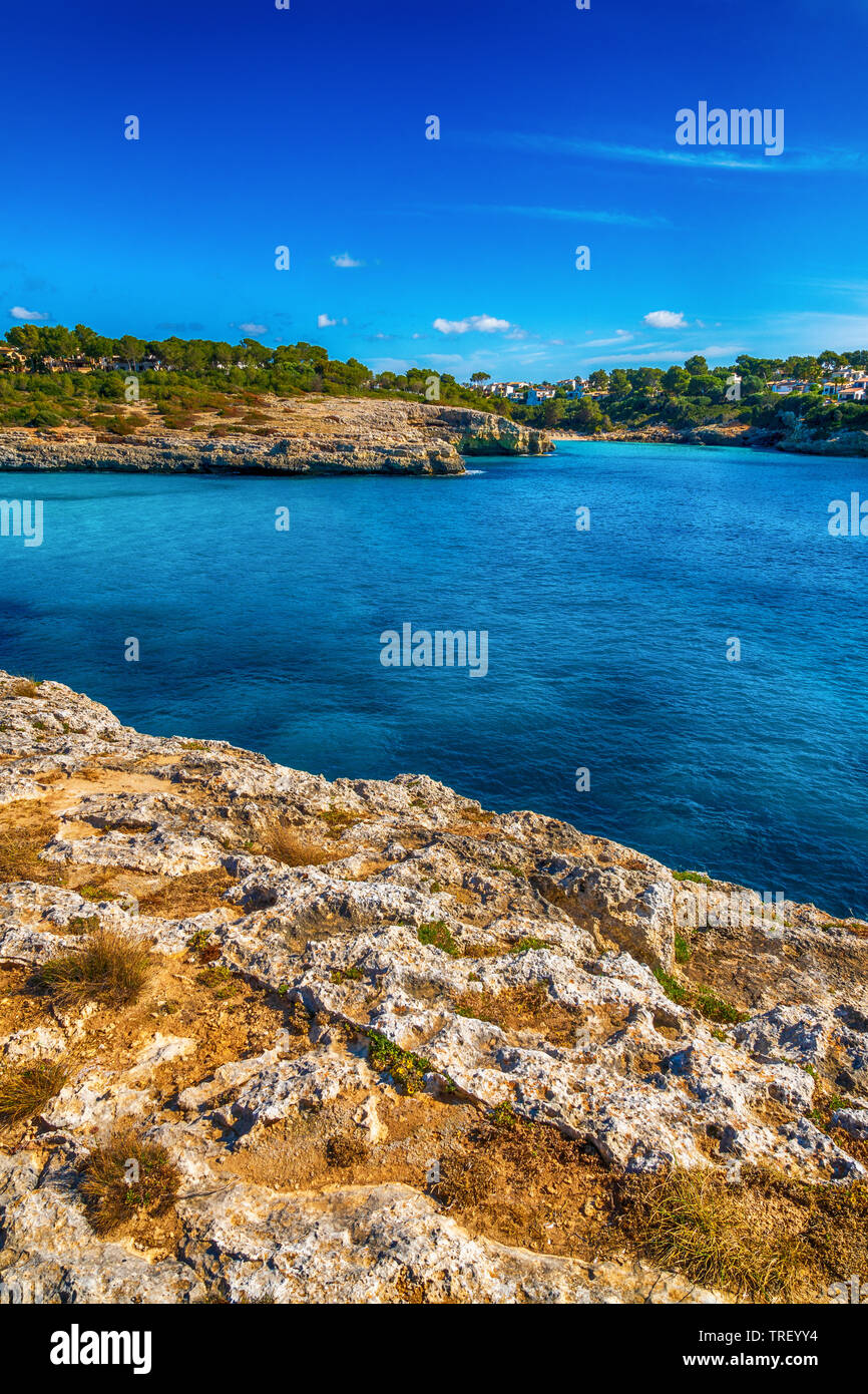 Cala Mendia con vista mare e cielo blu in estate Foto Stock