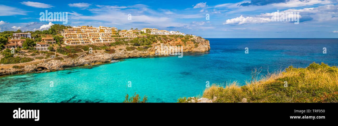 Cala Mendia con vista mare e cielo blu in estate Foto Stock