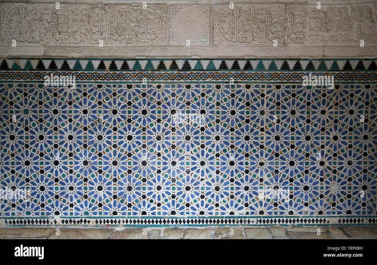 Spagna. Siviglia. Royal Alcazar. Motivi geometrici su piastrelle ceramiche. Foto Stock