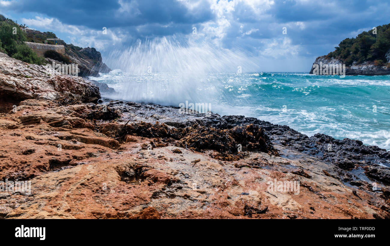 Onde forti con vista mare sulla spiaggia di Cala Romantica Spagna Mallorca Foto Stock