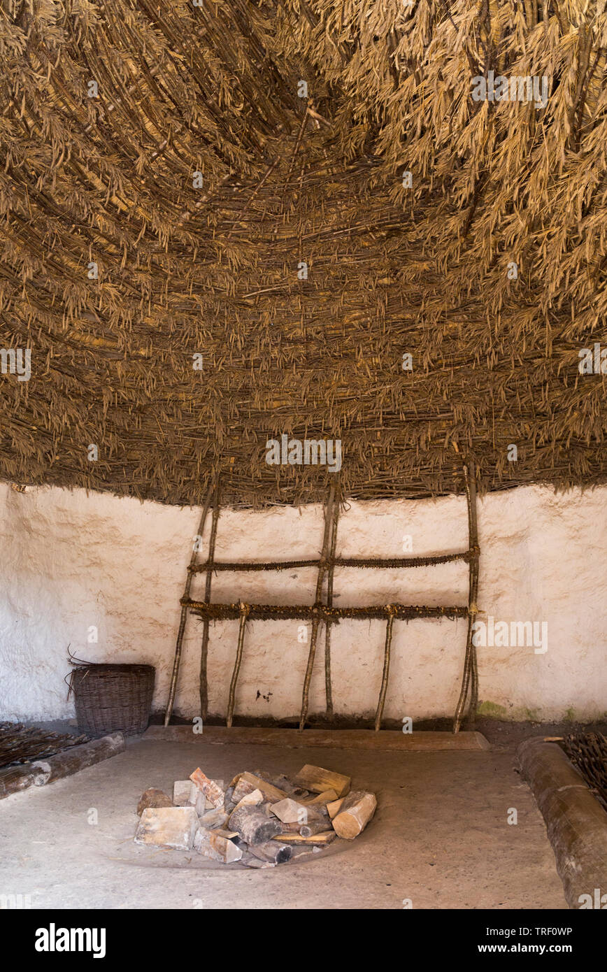 Interno con tetto di paglia all'interno del soffitto di un ricreato il neolitico Età della pietra hut / stoneage capanne. Esposizione; Visitor Center Stonehenge / Stone henge. Regno Unito (109) Foto Stock