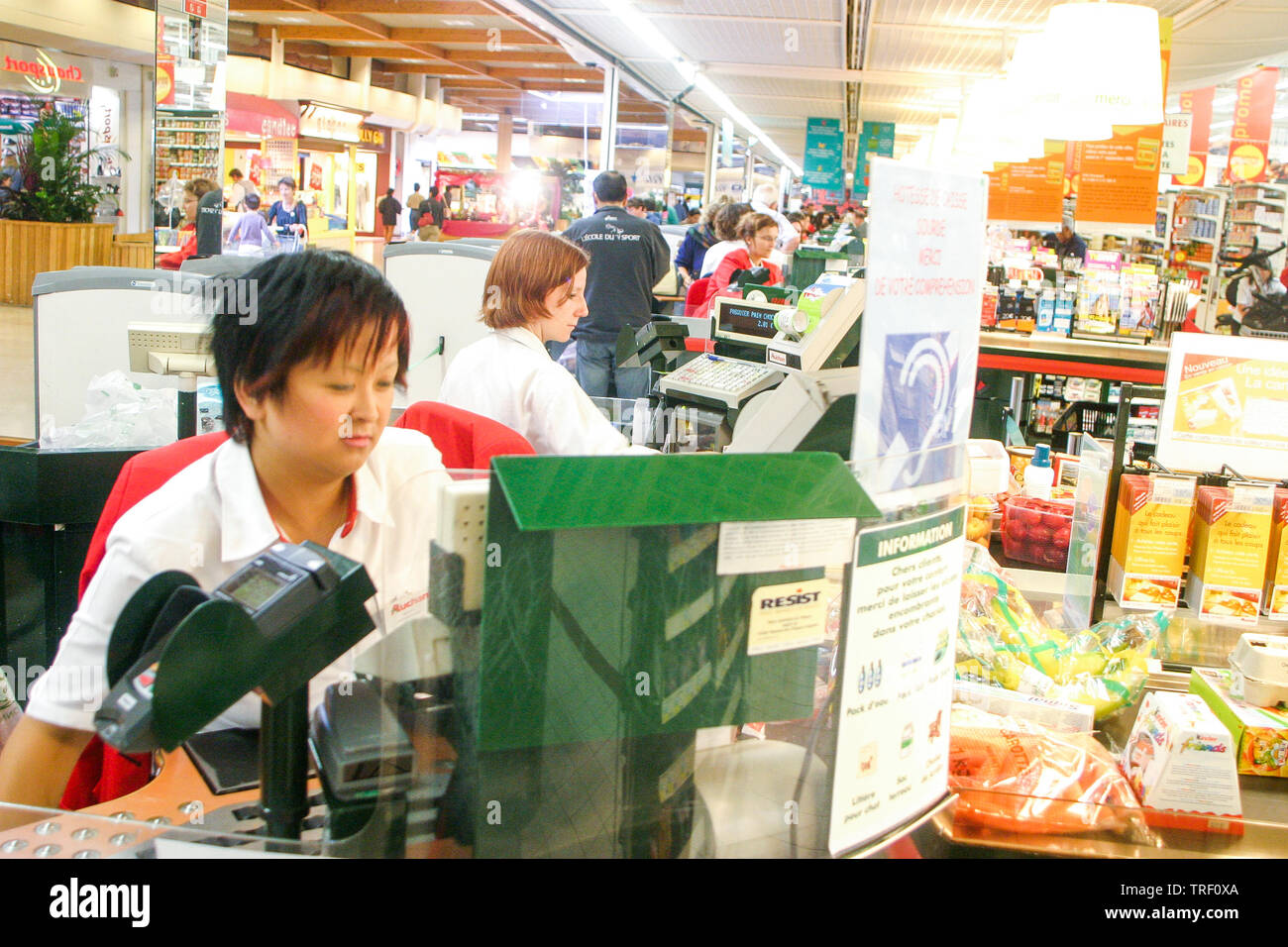 Ipermercato Auchan, disabili dipendente, Ecully, Francia Foto Stock
