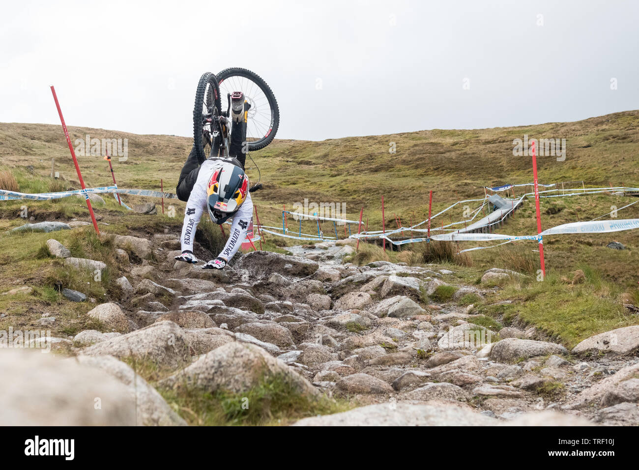 Finn Iles crash durante la sequenza di esecuzione pratica - UCI Mountain Bike World Cup a Fort William Scozia - Serie di 13 immagini immagine 8/13 Foto Stock