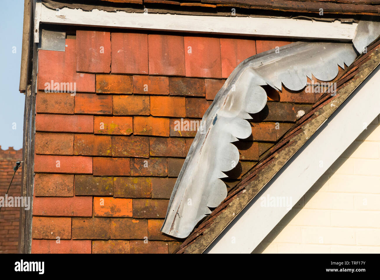 Una sezione di piombo lampeggiante che è caduta dal tetto che necessita di manutenzione e che potrebbe non essere a tenuta d'acqua. Regno Unito (99) Foto Stock