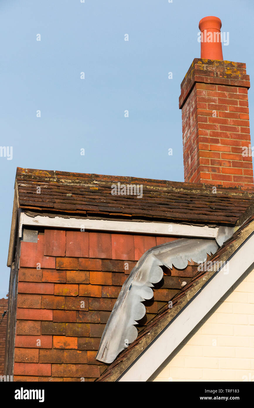 Una sezione di piombo lampeggiante che è caduta dal tetto che necessita di manutenzione e che potrebbe non essere a tenuta d'acqua. Regno Unito (99) Foto Stock