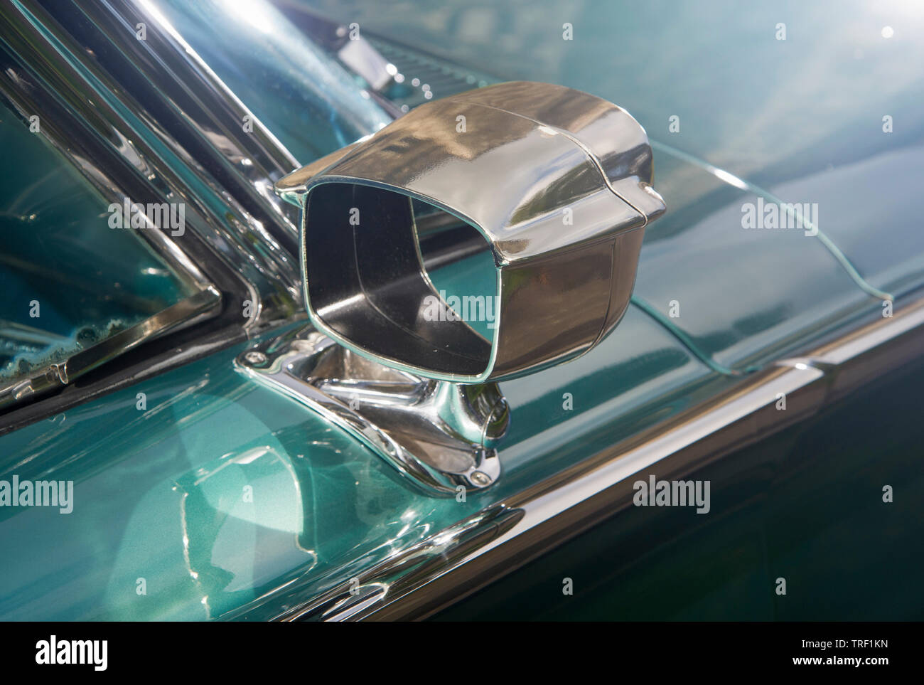 Combinate la luce spot mirror su 1960 Ford Starliner Americano classico coupé di lusso auto Foto Stock
