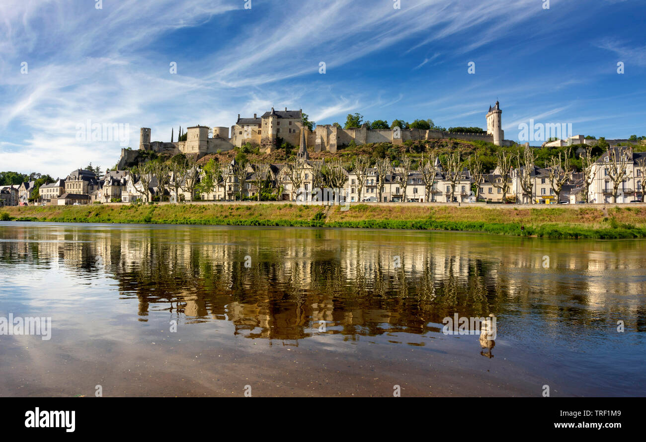 Il fiume Vienne e La Fortezza Reale di Chinon, Indre et Loire department, centro Val de Loire, Francia, Europa Foto Stock