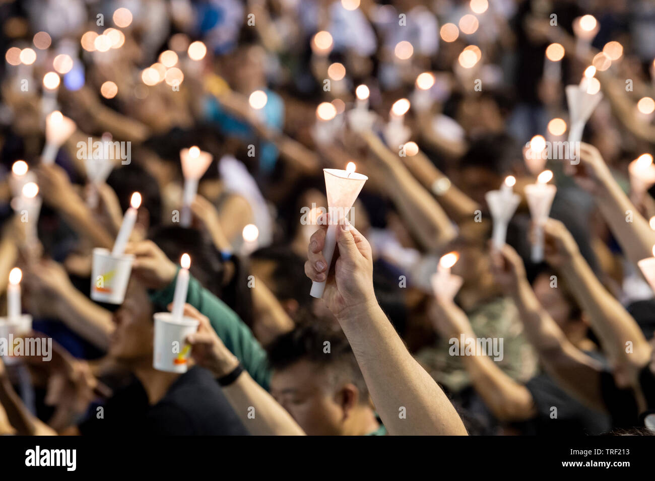 Hong Kong. 04 Giugno, 2019. Una veglia a lume di candela avviene a Hong Kong il Victoria Park per contrassegnare il trentesimo anniversario del massacro di piazza Tiananmen a Beijing in Cina nel 1989. Come il solo percorso sul cinese solis che ad un rally è consentito, la folla sono piene le persone temono il sempre deteriorarsi della situazione dei diritti umani in Cina. Alamy Live News Credito: Jayne Russell/Alamy Live News Foto Stock