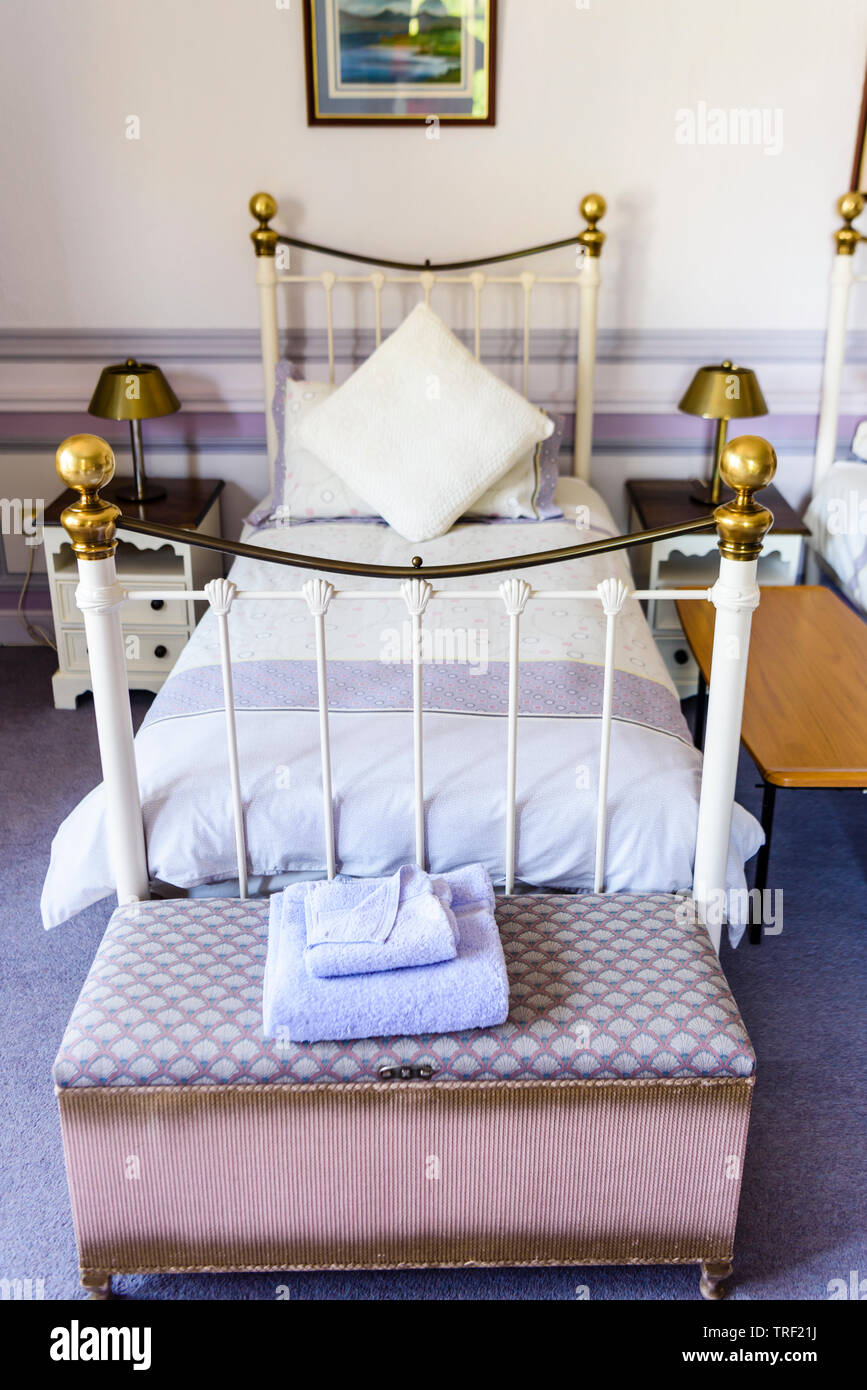 In vecchio stile in metallo letto singolo in una camera da letto decorata in stile vittoriano. Foto Stock