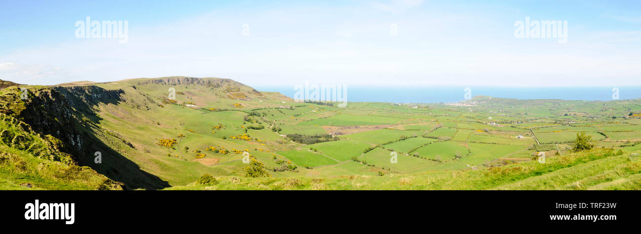 Vista dalla cima del Sallagh Brae, County Antrim, Irlanda del Nord, una delle principali località per il canale HBO show Game di Troni Foto Stock