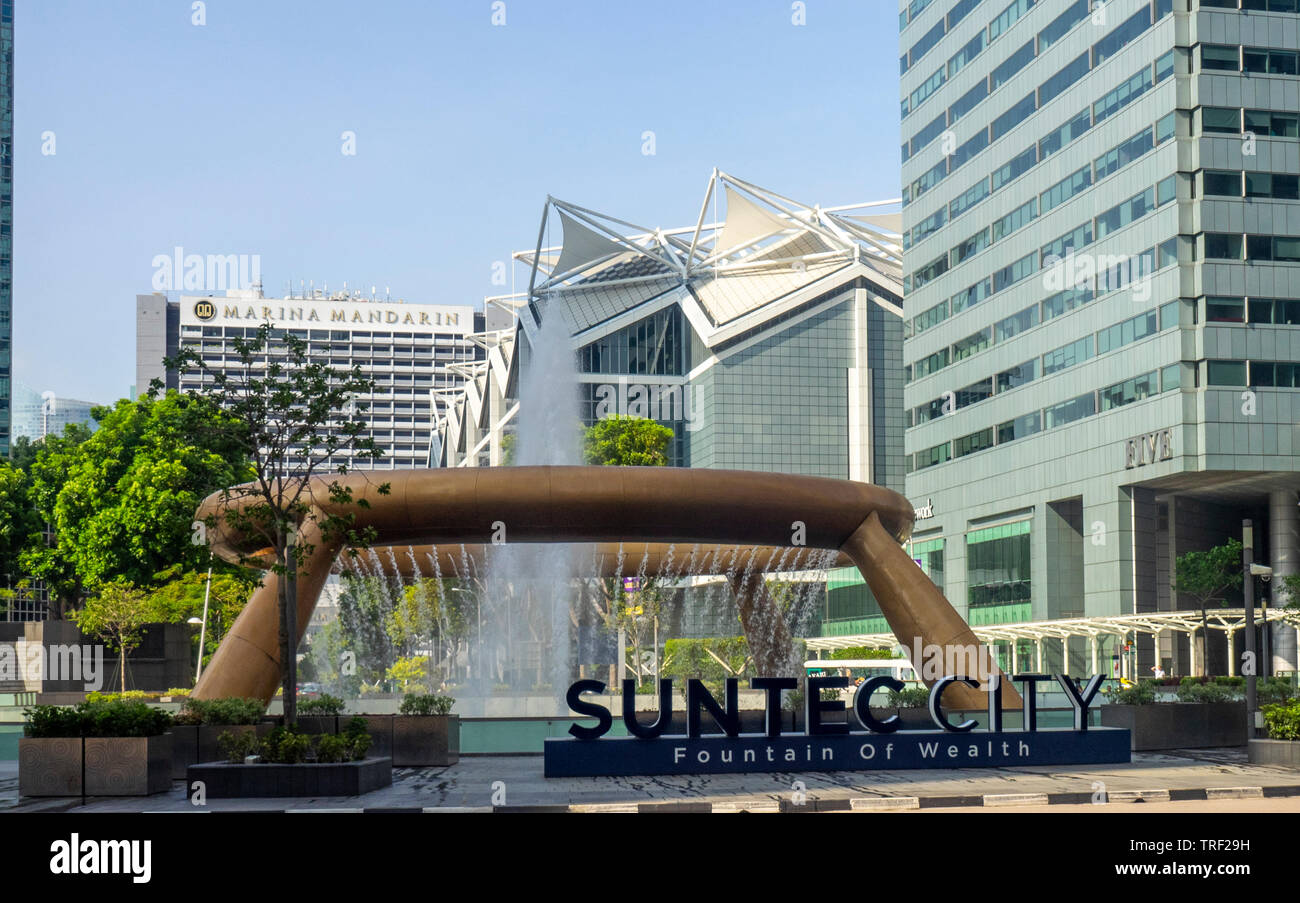 Funzione acqua fonte di ricchezza nella Suntec City Singapore. Foto Stock