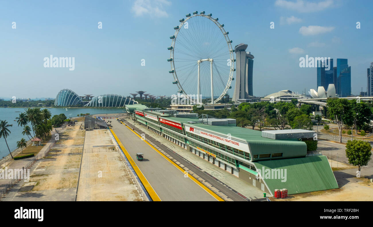 Il Marina Bay Sands Singapore Flyer ruota panoramica Ferris e motorsport Grand Prix GP pit stop strutture di Marina Bay a Singapore. Foto Stock