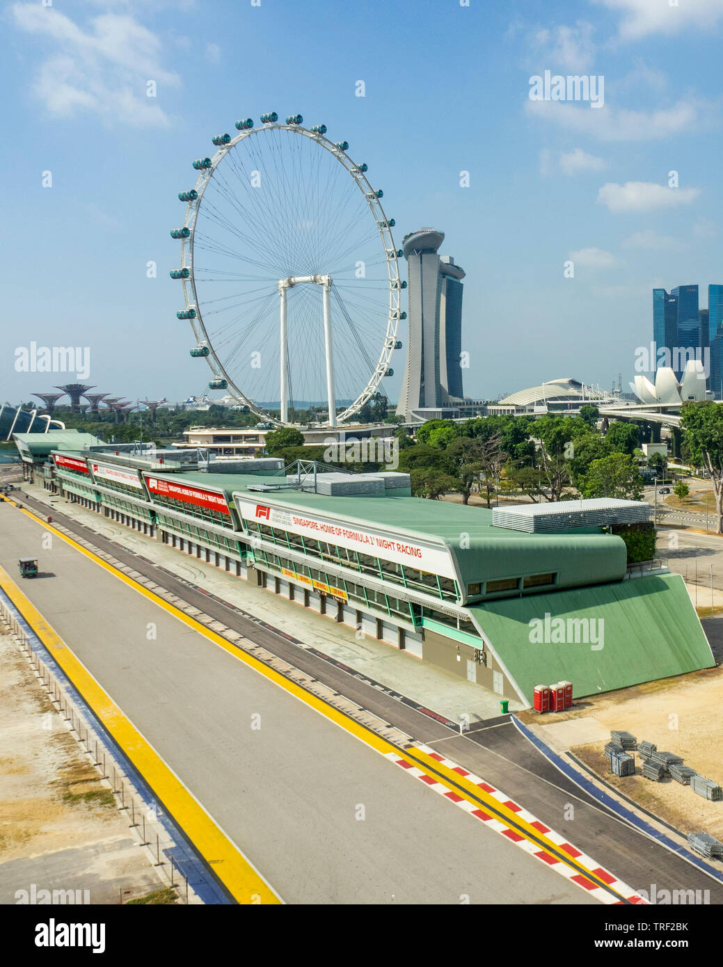 Il Marina Bay Sands Singapore Flyer ruota panoramica Ferris e motorsport Grand Prix GP pit stop strutture di Marina Bay a Singapore. Foto Stock