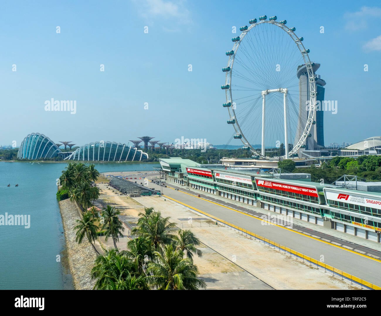 Singapore Flyer ruota panoramica Ferris e motorsport Grand Prix GP pit stop strutture di Marina Bay a Singapore. Foto Stock