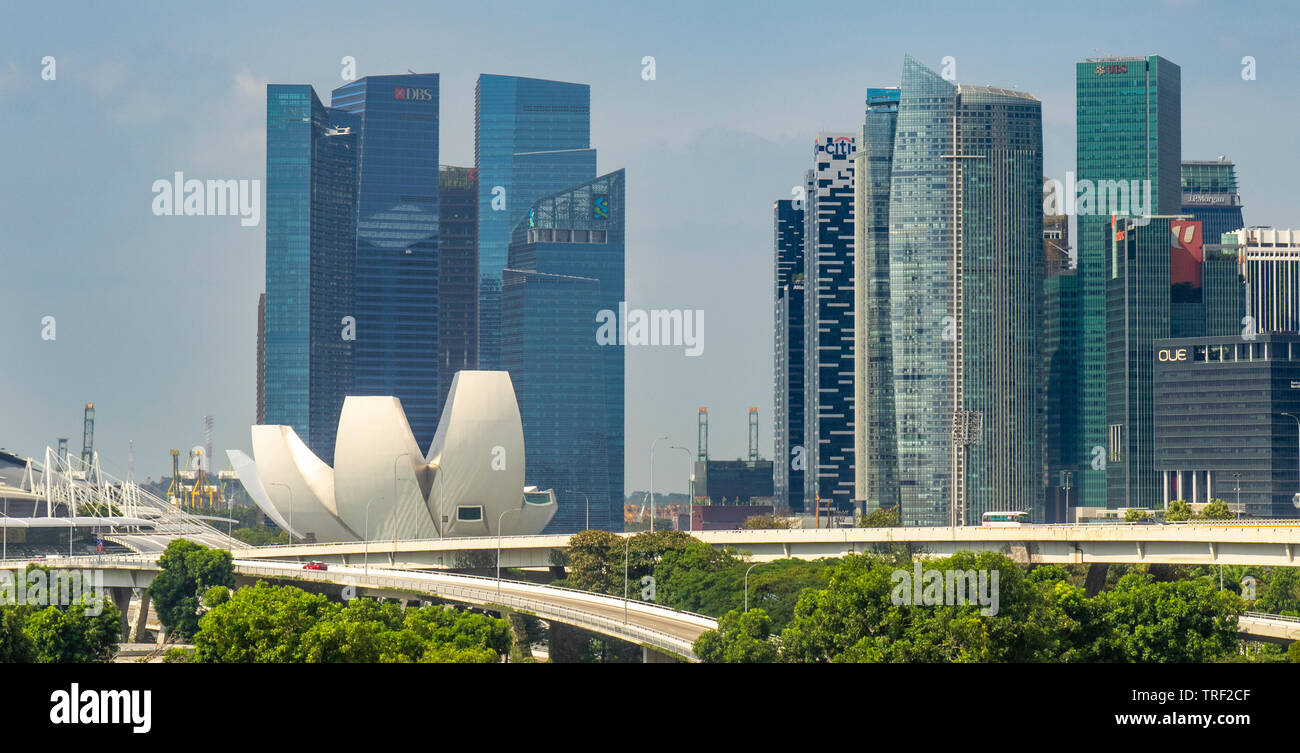 ArtScience Museum e ufficio torri e grattacieli dello skyline di Singapore. Foto Stock