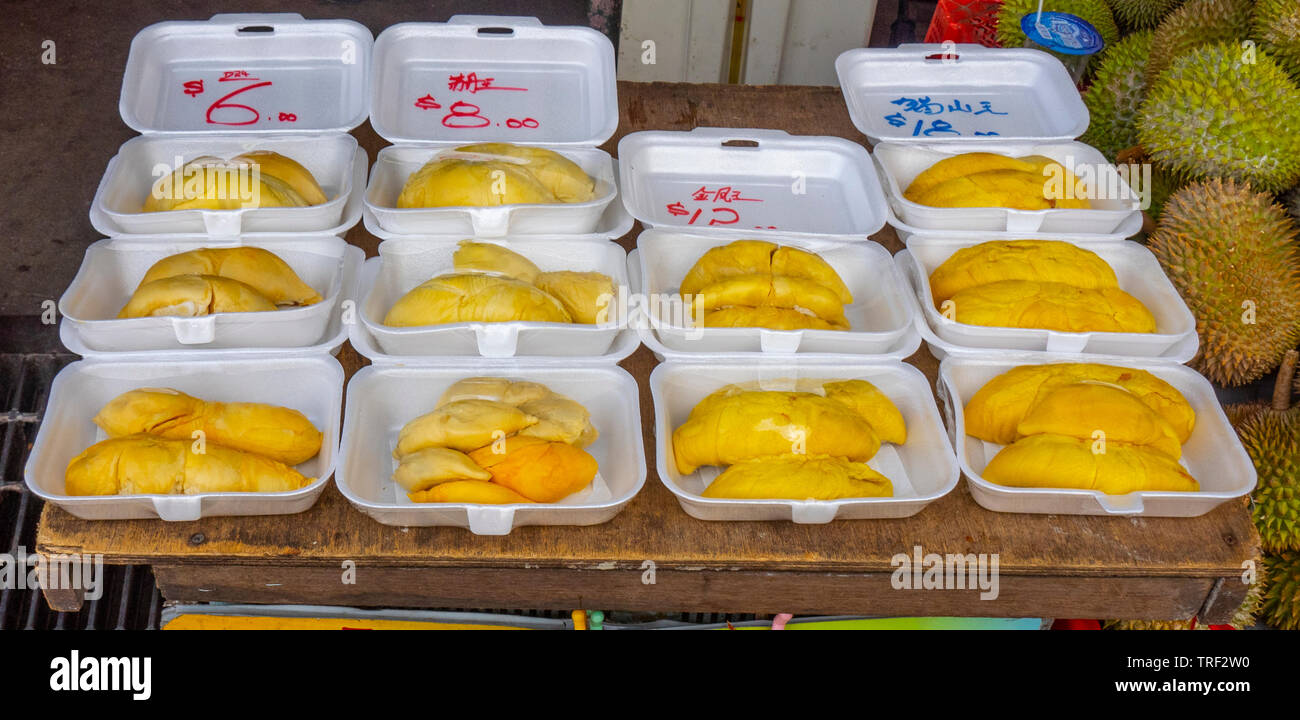 Preconfezionati di frutta tropicali durian in un negozio di Geylang e Singapore. Foto Stock