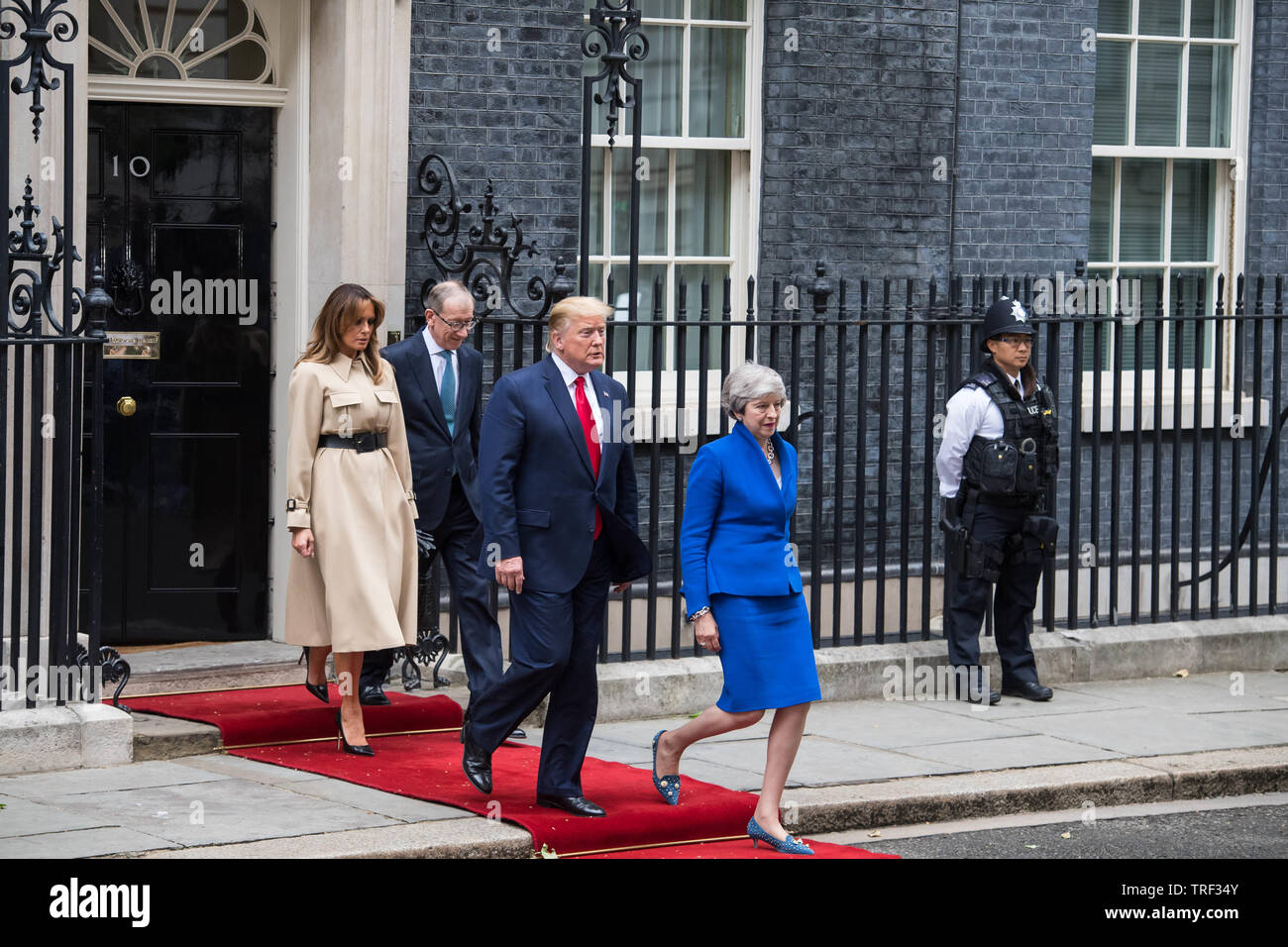 Londra, Regno Unito. Il 4 giugno, 2019. Da sinistra a destra, U.S. La First Lady Melania Trump, U.S. Presidente Donald Trump, Philip maggio, marito di Theresa Maggio, U.K. primo ministro Theresa Maggio, partono numero 10 di Downing Street Michael Tubi / Alamy Live News Foto Stock