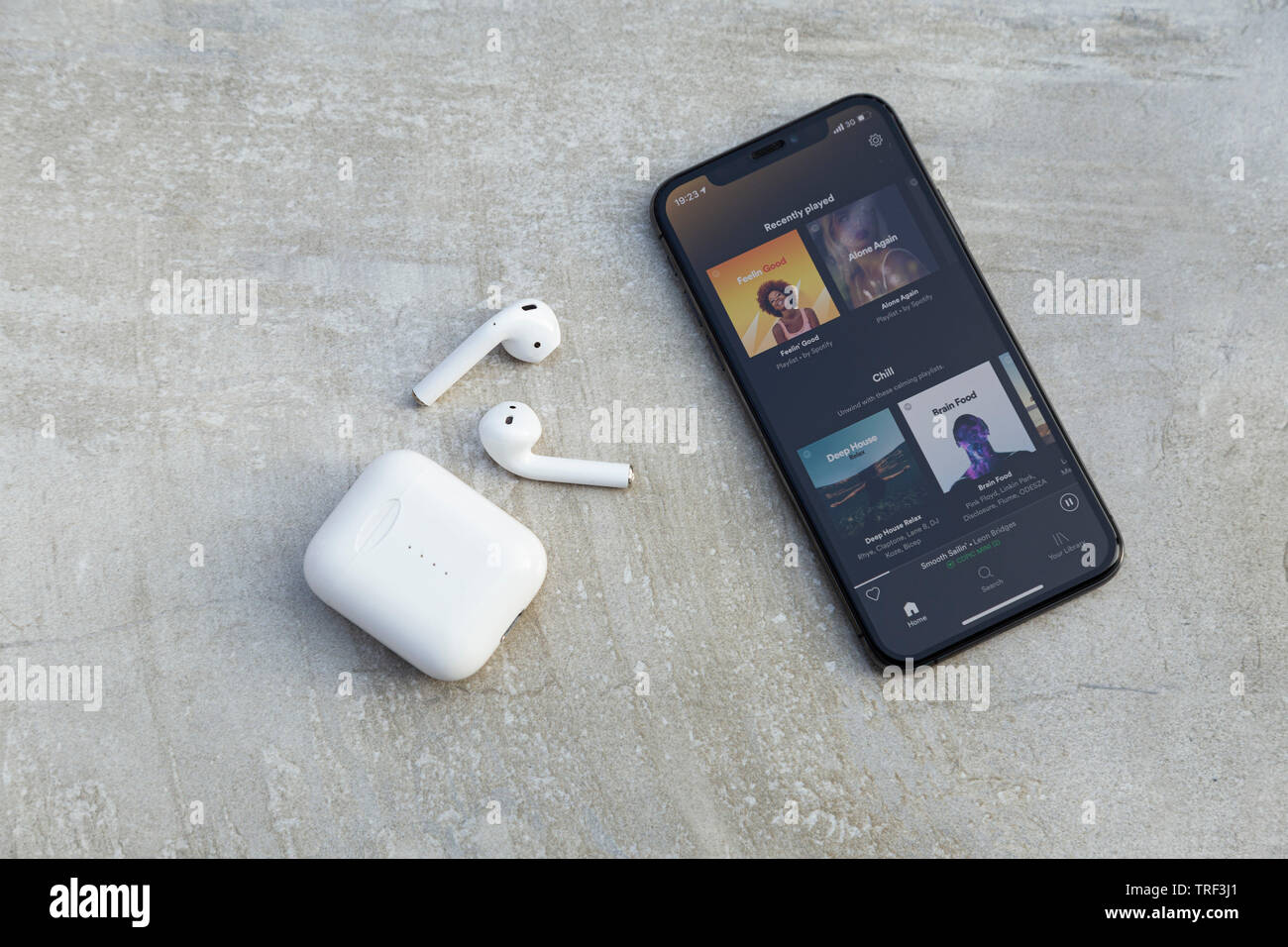 Apple iPhone X con Spotify Schermo Principale e AirPods con custodia Foto  stock - Alamy