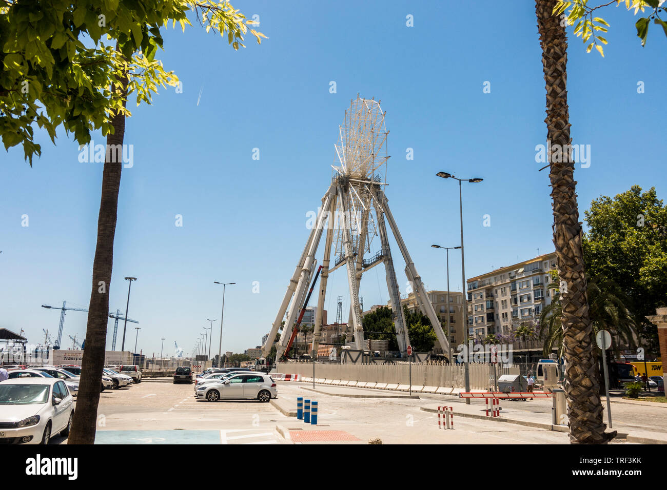 Ruota panoramica Ferris Malaga, Andalusia, Spagna. 04-06-2019. Malaga's ruota panoramica Ferris state smantellate, è interferente con un piano per lo sviluppo in Office nel Muelle de Heredia area. Foto Stock