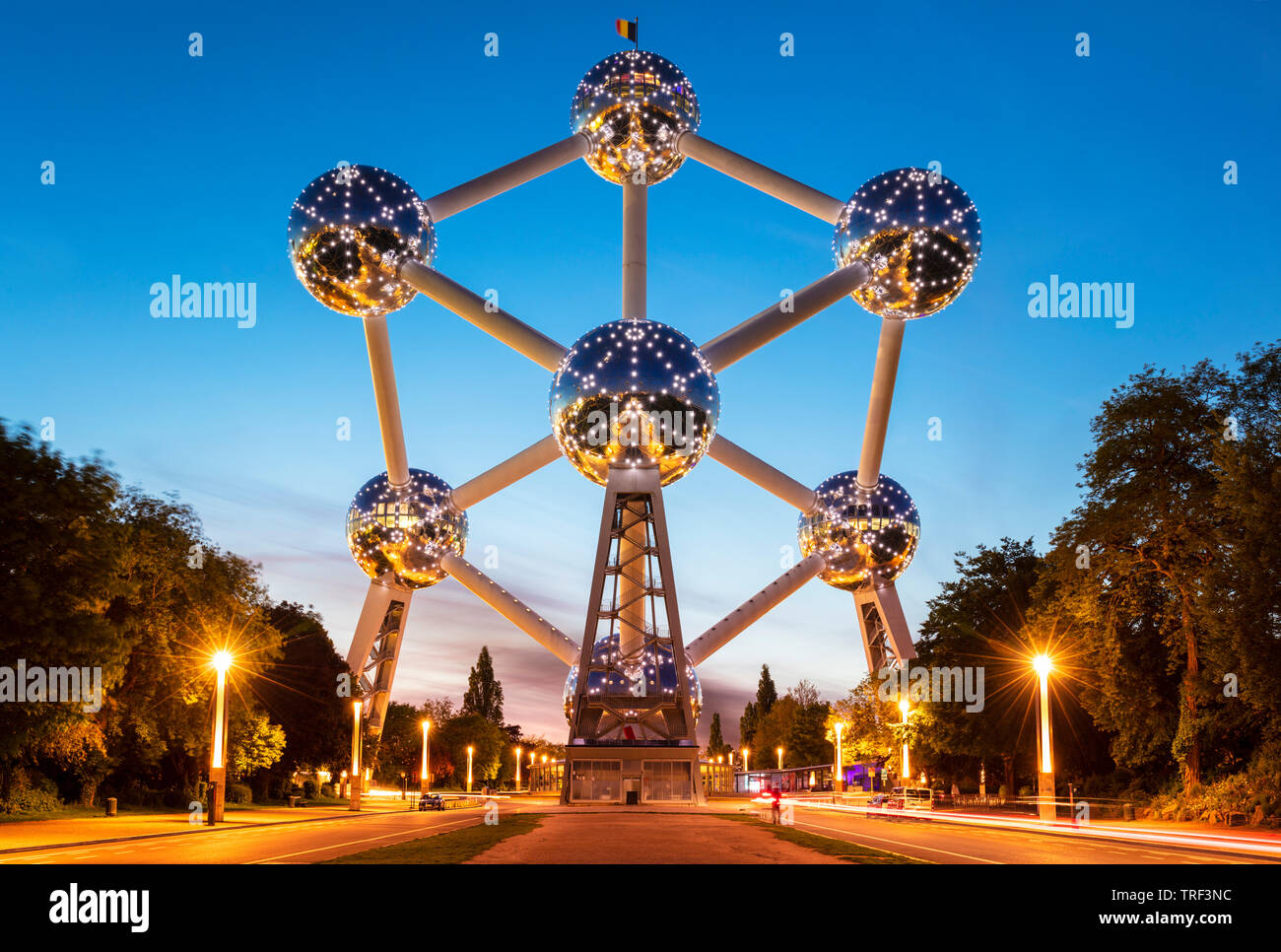 Bruxelles Atomium di Bruxelles a notte illuminata da lampadine LED Square de l'Atomium Boulevard de Centaire Bruxelles Belgio UE Europa Foto Stock