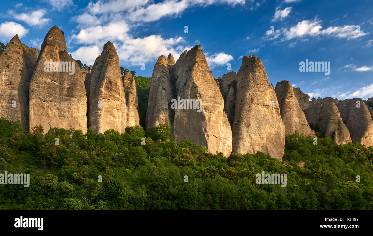 Francia, Alpes-de-Haute-Provence (04), Les Mées - Tramonto sulla formazione di roccia nei pressi del villaggio di Les Mées, denominata 'Les Pénitents" Foto Stock