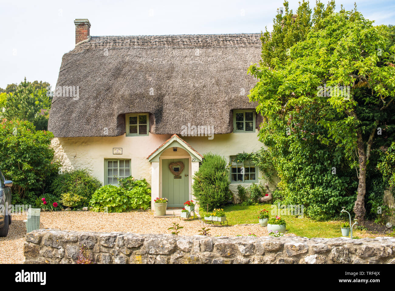 Caratteristico e cottage con il tetto di paglia nel villaggio di West Lulworth, Dorset, Inghilterra. Regno Unito. Foto Stock