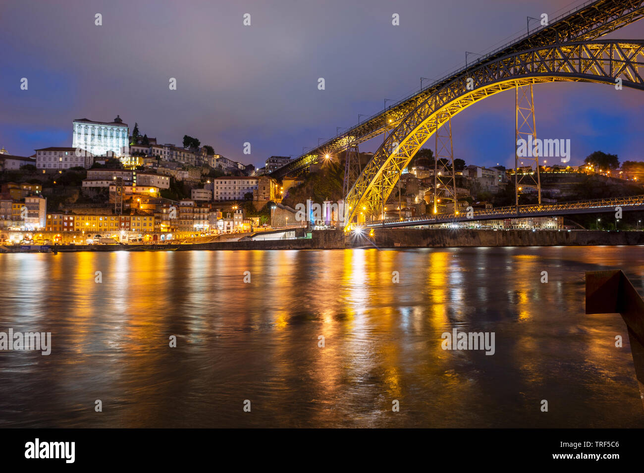 Il Dom Luis i bridge di notte, Porto, Portogallo. Foto Stock