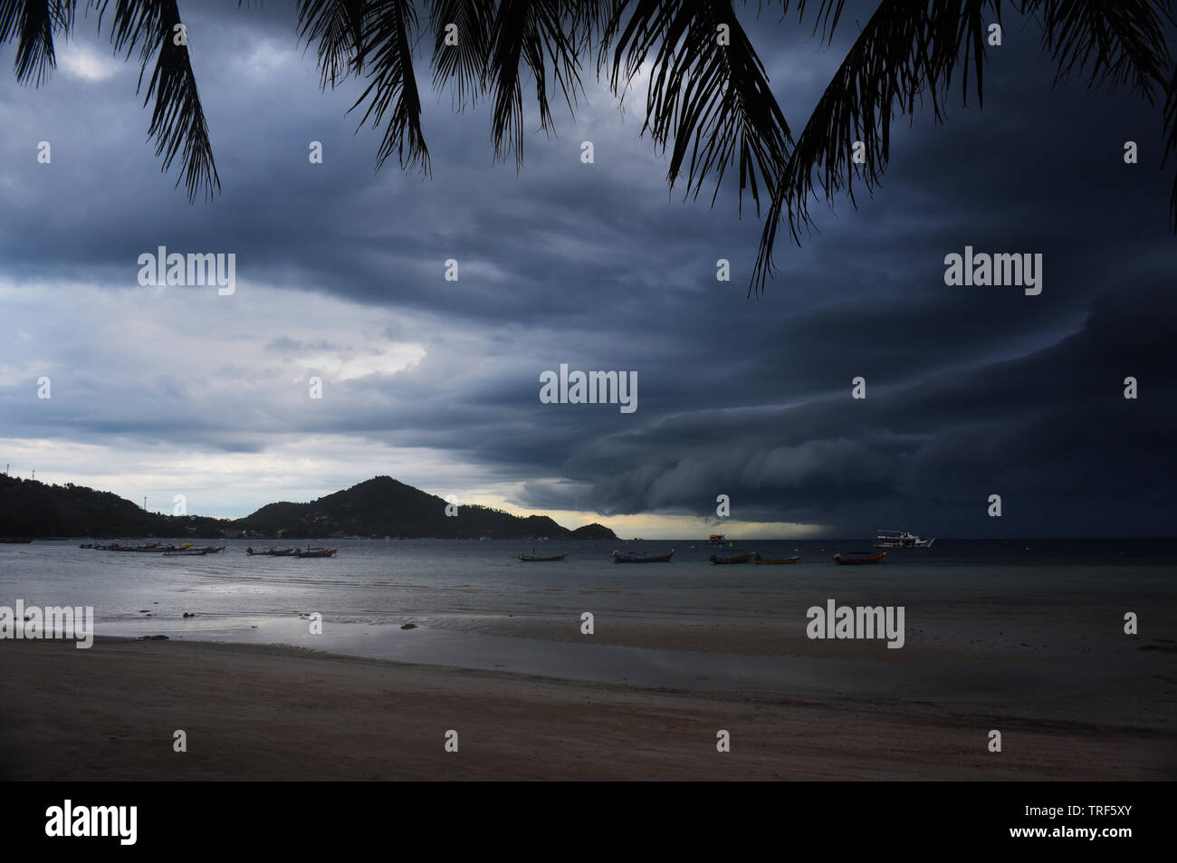 Una tempesta tropicale in direzione sud attraverso sairee bay, Koh Tao, Thailandia Foto Stock