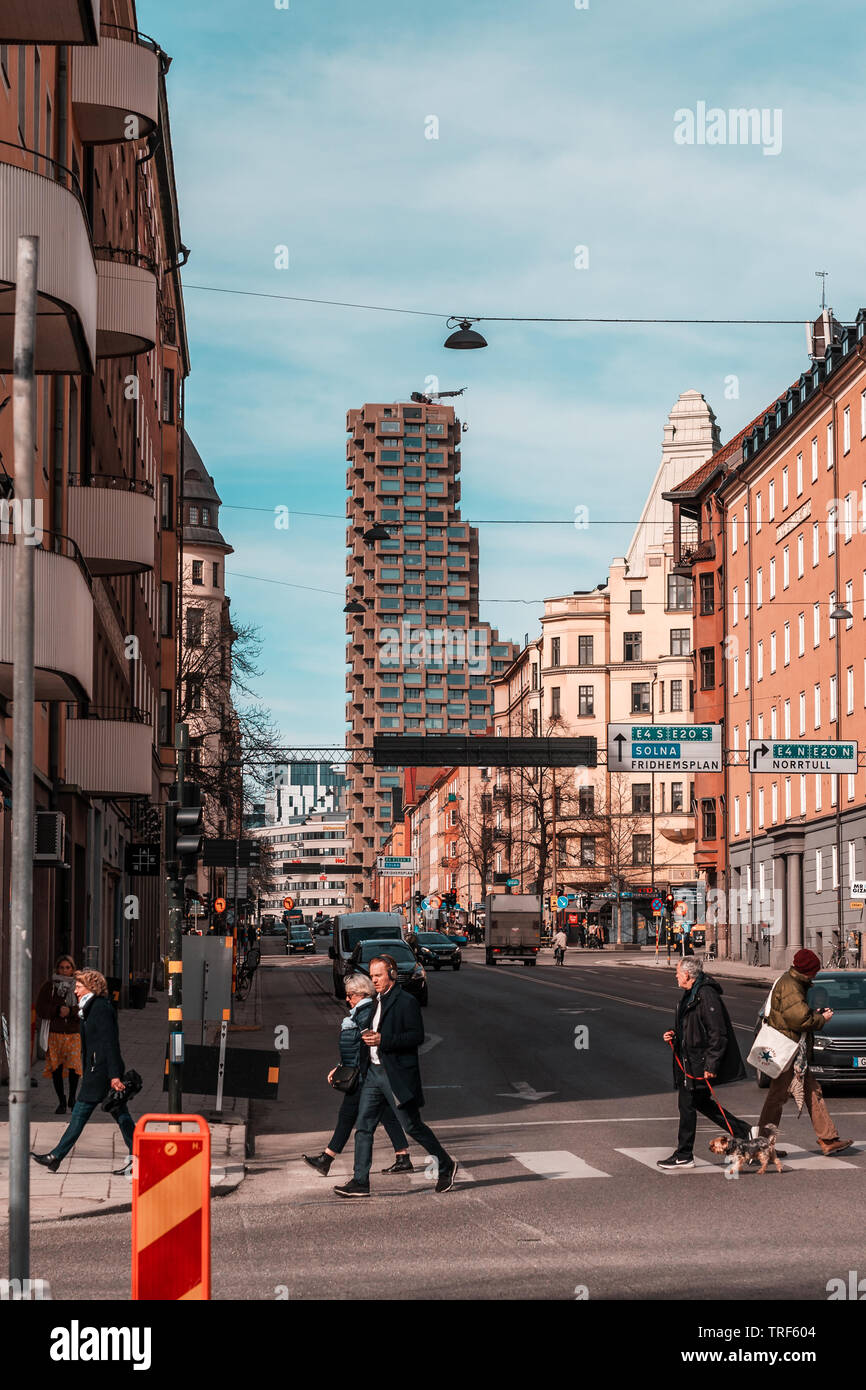 03.27.2019 Redazione Stoccolma Svezia vista da strade con il nuovo alto edificio di appartamenti Norra Tornen in background Foto Stock