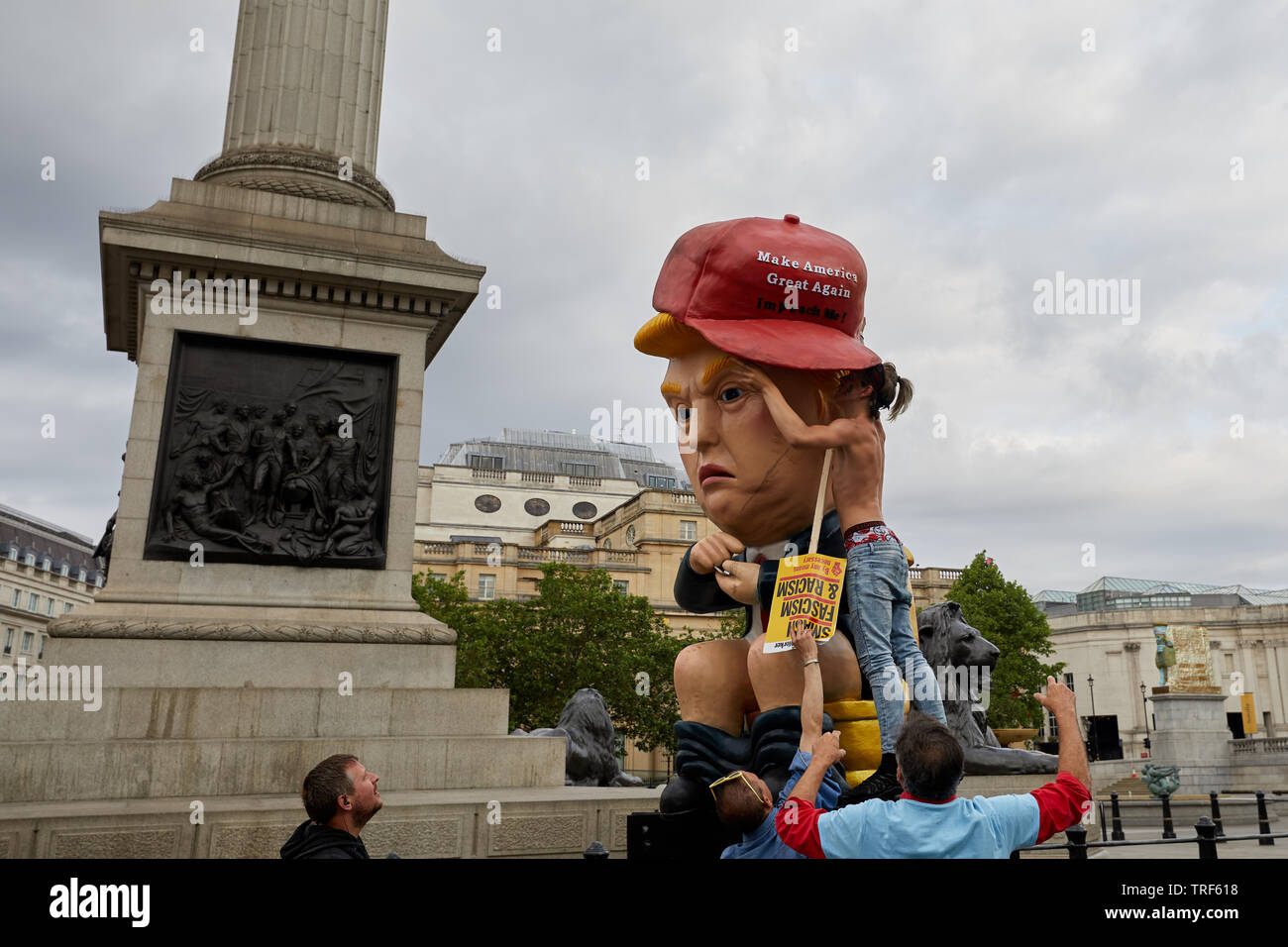 Londra, Regno Unito. - 4 Giugno 2019: una grande figura beffando il presidente statunitense Trump essendo mosso in posizione sulla giornata di protesta contro la sua visita. Foto Stock