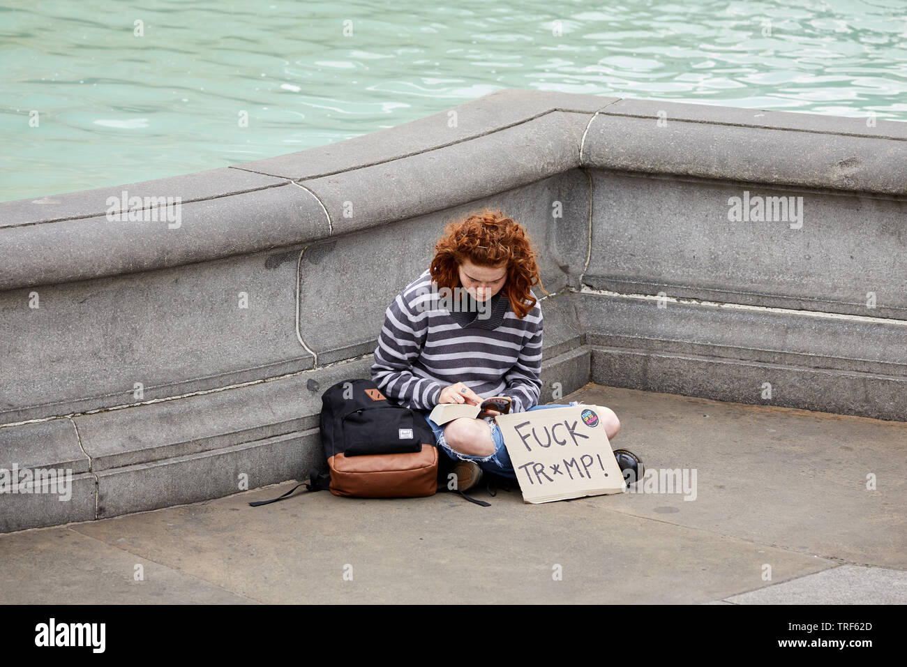 Londra, Regno Unito. - 4 Giugno 2019: un appoggio lprotestor in Trafalgar Square prima di una dimostrazione contro la visita del Presidente americano Donald Trump AL REGNO UNITO. Foto Stock