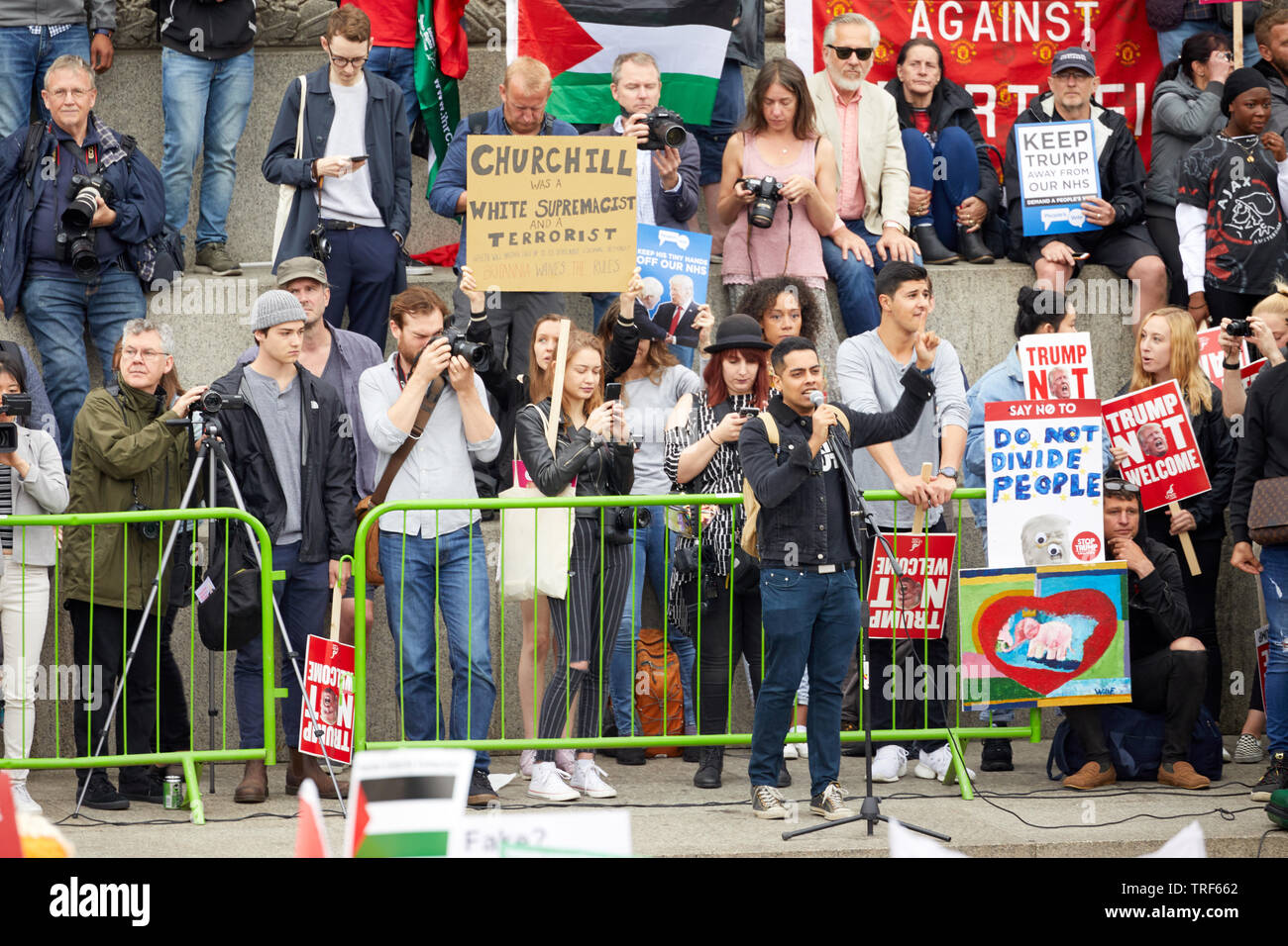Londra, Regno Unito. - 4 Giugno 2019: un altoparlante a una manifestazione contro il presidente statunitense Donald Trump in Trafalgar Square durante la sua visita nel Regno Unito. Foto Stock