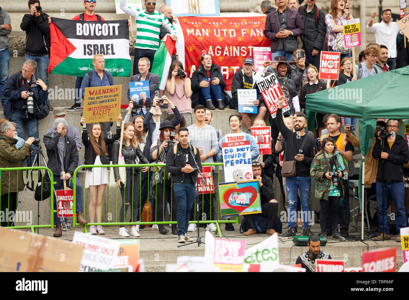 Londra, Regno Unito. - 4 Giugno 2019: un altoparlante a una manifestazione contro il presidente statunitense Donald Trump in Trafalgar Square durante la sua visita nel Regno Unito. Foto Stock