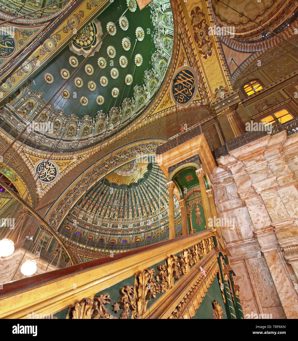 Il Cairo, Egitto - 24 Febbraio 2010: oro Minbar in Muhammad Ali Pasha Mosque a Cittadella del Cairo in Egitto. Foto Stock
