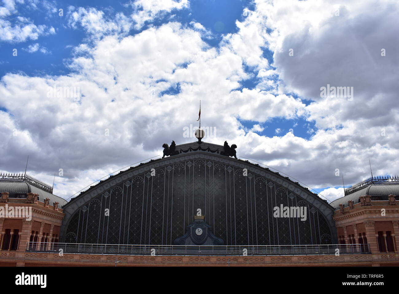 Fotografia della parte superiore della facciata di Madrid la stazione ferroviaria centrale ingresso Foto Stock