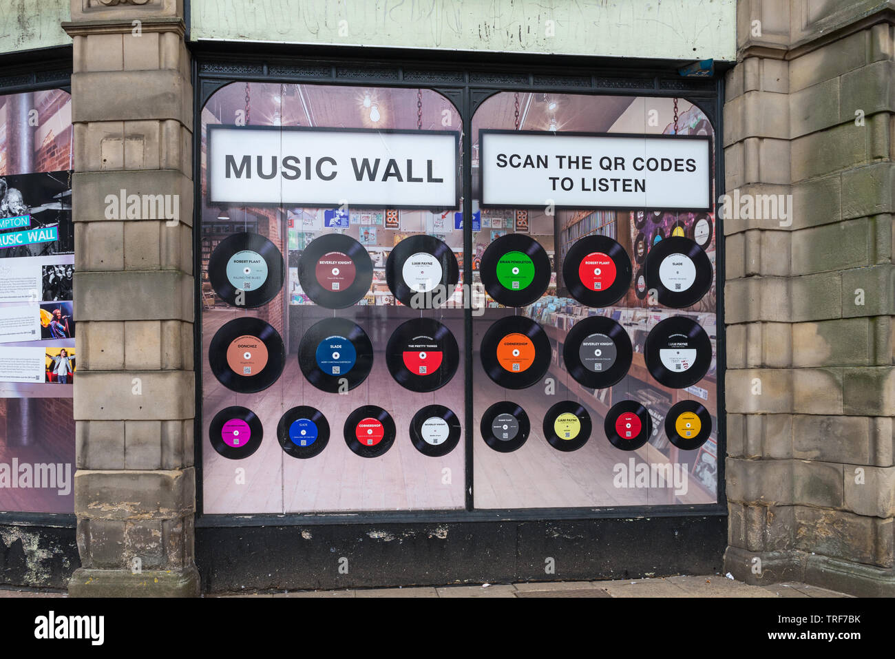 Parete di musica su un vuoto che la finestra del negozio nel Royal London edifici in Wolverhampton dove i passanti possono essere elencati per artista locale della musica Foto Stock