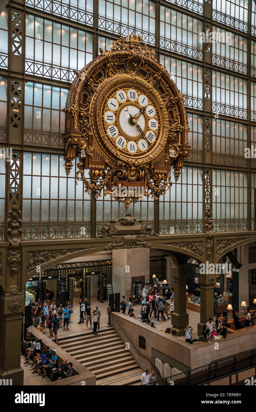 Orologio in oro visualizzare presso la sala principale del Quai d'Orsay  Museum di Parigi. Uno dei più imponenti del mondo centro culturale in  Francia Foto stock - Alamy