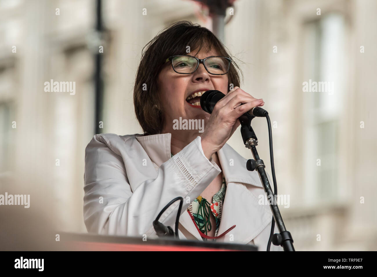 4 giugno ,2019.. Londra, UK. Frances O'Grady, Segretario Generale della TUC risolve la folla a Whitehall. Decine di migliaia di protesta nel centro di Londra in una manifestazione nazionale contro il presidente statunitense Donald trionfi visita di Stato nel Regno Unito. I dimostranti si sono stretti in Trafalgar Square prima di marciare verso il basso Whitehall a Downing Street, dove Trump incontro è stato Primo Ministro del Regno Unito Theresa Maggio. David Rowe/Alamy Live News. Foto Stock